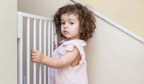 Biztonsági korlát 74-105 cm lépcsőkhöz és ajtókhoz acél fehér